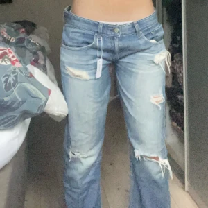 Lågmidjade jeans - Skit snygga håliga, lågmidjade jeans från Adriano Goldschmied (Köpta på ReRobe) Prislappen sitter kvar och är helt oanvända. Fler bilder är bara att be om och om ni har några frågor skriv i DM