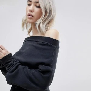 Off Shoulder Tröja  - Jag säljer denna super fina off shoulder tröjan från cheap monday i storlek XS, för 150 kr. Köparen står för frakten. Pris kan diskuteras :)