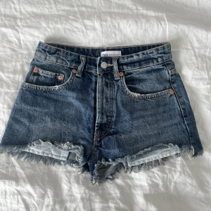 Jeans shorts - Skitsnygg, helt oanvända, slutsålda jeans short från Zara! Säljer eftersom de är för små för mig i storleken. Helt oanvända Nypris: 259kr Mitt pris: 180kr