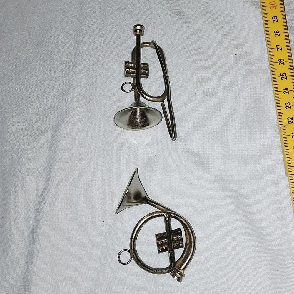 Dekorativa instrument hängen Valthorn,Trumpet Fint skick Säljes som ett par. Accessoarer.