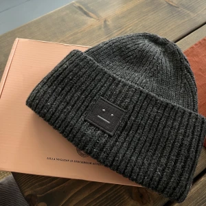 Acne mössa - billigaste ni hittar 🤝🏽mörkgrå acne mössa, fint skick 