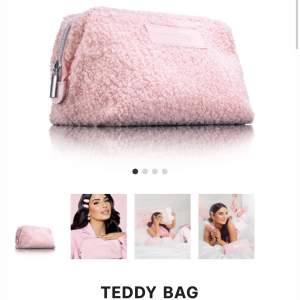 Säljer min limited edition Teddy Bag som är slutsåld på hemsidan och som aldrig kommit till använding. Som ny 💗 