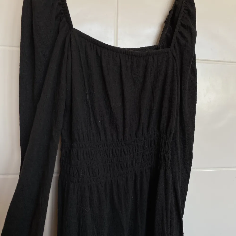 Jättefin svart långärmad klänning från H&M , ganska tunn och perfekt till sommaren❤️. Klänningar.