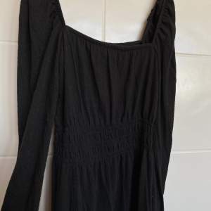 Jättefin svart långärmad klänning från H&M , ganska tunn och perfekt till sommaren❤️