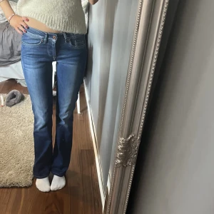 Lågmidjadebootcutjeans  - Säljer mina skit snygga lågmidjade bootcut jeans! Jag är 168 cm o har långa ben o de sitter perfekt. Innerbenslängden är ungefär 84 cm💕