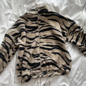 Tjocktröja  - Söt tjocktröja från Gina tricot använd Max 4 gånger.