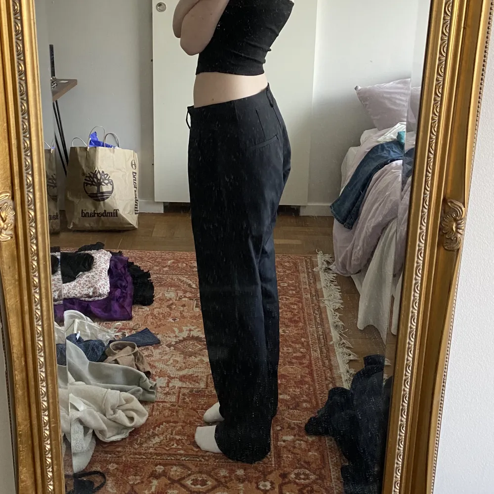 Svarta kostymbyxor från Bikbok, knappt använda och fint skick. Är lite stora på mig med xs/s. Jeans & Byxor.