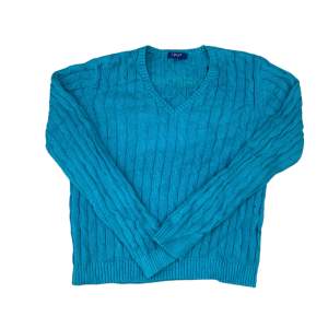Jättefin turkos sweatshirt för sommaren! Storleken är XL men passar S-M som man ser på tredje bild. Modell är 186 och bär vanligtvis M-L. :)