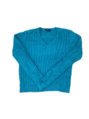 Turkos sweatshirt - Jättefin turkos sweatshirt för sommaren! Storleken är XL men passar S-M som man ser på tredje bild. Modell är 186 och bär vanligtvis M-L. :)