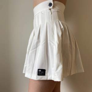 Supersöt kort ”tennis” kjol från Bershka! Aldrig använd så i helt nytt skick! 