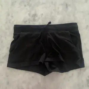 Väldigt mysiga shorts. Använd fåtal gånger men jag är inte jätte stort fan av dem. Inga defekter, tvättar givetvis innan jag postar! Tryck jätte gärna på köp nu!🖤☀️Köparen betalar frakt!🖤