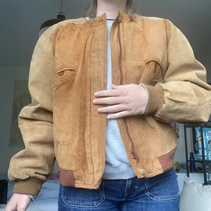 Läderjacka  - Äkta läderjacka! Superfint skick! Kan fixa med bilder🫶🏼🌸 priset går att disskutera!