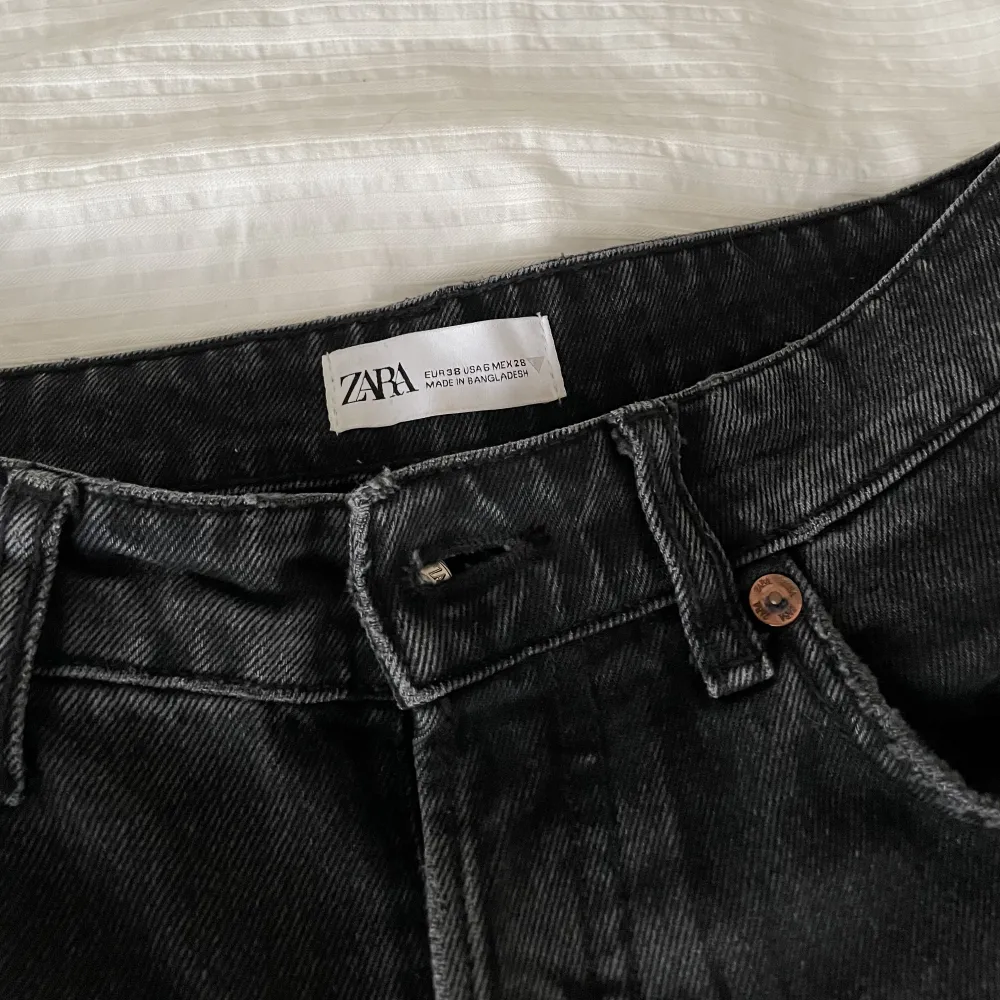 Populära Straight jeans från zara, w38 l34. Lånade bilder, köpta här på plick  😊säljer för att de tyvärr var lite förstora för mig, . Jeans & Byxor.
