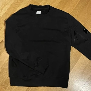 CP Company tröja - Säljer en fin CP Company tröja i storlek small. Dm för frågor :)