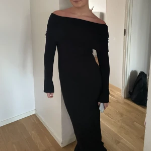Långklänning  - Så fin klänning som tyvärr inte kommer till användning💕använd 1 gång, nypris 399✨