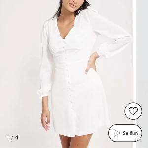 Studentklänning - Säljer denna såå fina klänningen som jag tänkte ha till studenten då jag hittade en annan! Strl 36🤍ny med prislappen kvar