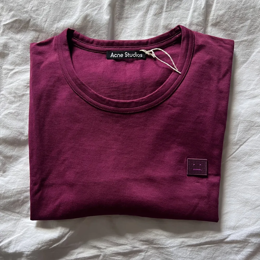 Acne tshirt i en cool lila/röd färg, unisex, st S men passar definitivt en M också, om inte en L tom!. T-shirts.