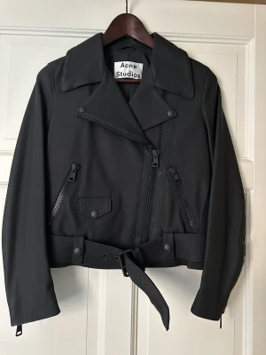 ACNE STUDIOS MAPE LEATHER JACKET / skinnjacka - Oanvänd special edition av Acne studios ikoniska skinnjacka. Kan skicka fler bilder.   Köpt för fullpris i deras butik för några år sedan 