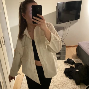 Vit ribbad shorta - Supersnygg ribbad shorta ish som är super vibb på sommaren💕☀️ använd men i jättefint skick 💕🙏 använd göra ”köp nu” men tveka inte och skriva om ni har frågor😇💕