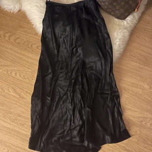 Maxikjol - Såå fin långkjol från zara i storlek S💗lite skrynklig då den endast legat i garderoben men går enkelt att stryka! Jättefin slits på sidan! 