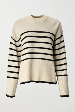 Randig stickad tröja - Randig stickad tröja med slits i sidorna. Tröjan är vit och har rund halsringning. Den har raka ärmar och bred ribbstickning i nederkant. Har använts men inget synligt slitage alls, ser helt ny ut. Har används med omsorg, söker nytt hem. Köpes för 400 kr.