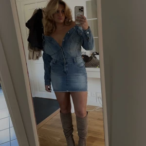 Jeans klänning - Jeans klänning köpt från Rebecca Stella, använd 1 gång så klänningen är i nyskick inprickat. Priset kan såklart diskuteras❤️