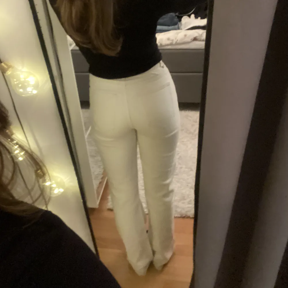 Säljer mina vita högmidjade jeans från bikbok. Jättefina men har tyvärr blivit för små i midjan till mig. Modellen är ”regular wide”. Bra skick! Köparen står för frakten. . Farkut & Housut.