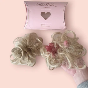 Blonde Hair Extension Scrunchie  - Great condition  - Super easy to use  - Light golden blonde  - Worn 3 times for festival 📍Stockholm
