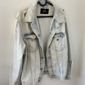 Jeansjacka - En jättefin vår/sommar oversized jeansjacka med slitningar från bikbok💗  skriv till mig för fler bilder!