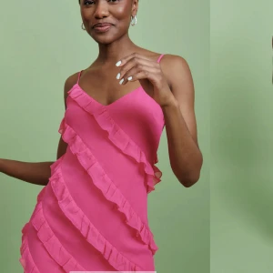 Balklänning - Superfin långklänning från Gina tricot med lapp kvar, slutsålt på hemsidan! Tänkte ha till balen men hittat en annan, klänningen är ljusare irl än på min bild💗💗