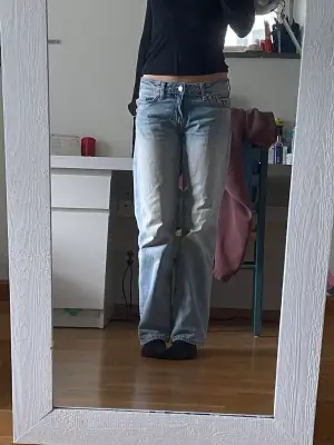 Lågmidjade straight leg jeans från weekday