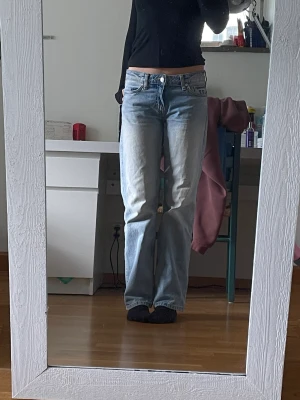 Low rise  - Lågmidjade straight leg jeans från weekday