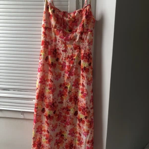 Söt sommarklänning  - Finaste sommarklänningen!  Storlek L men passar M-L 80kr