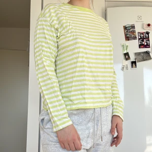 Randig t-shirt från Monki  - Randig t-shirt från Monki med mindre missfärgning. Kan säkert gå bort om man använder rätt borttagnkngsmeddel. Storlek M