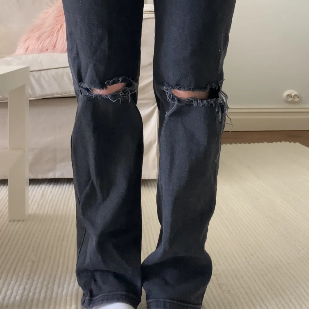 Svarta jeans från madlady, säljer då de inte är min stil längre.. Jeans & Byxor.