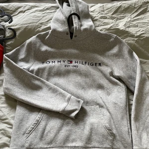 Tommy Hilfiger hoodie - Grå Tommy Hilfiger hoodie i fint skick. 