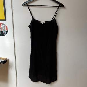Svart basic klänning i tunnt och skönt material. Perfekt nu till sommaren! storlek xs! TRYCK PÅ KÖP NU OM DU SKA KÖPA!🫶