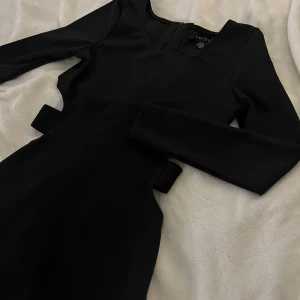 Klänning - Super snygg klänning med detalj på sidan som ger en lite sexigare look strl 36 super fint skick💕