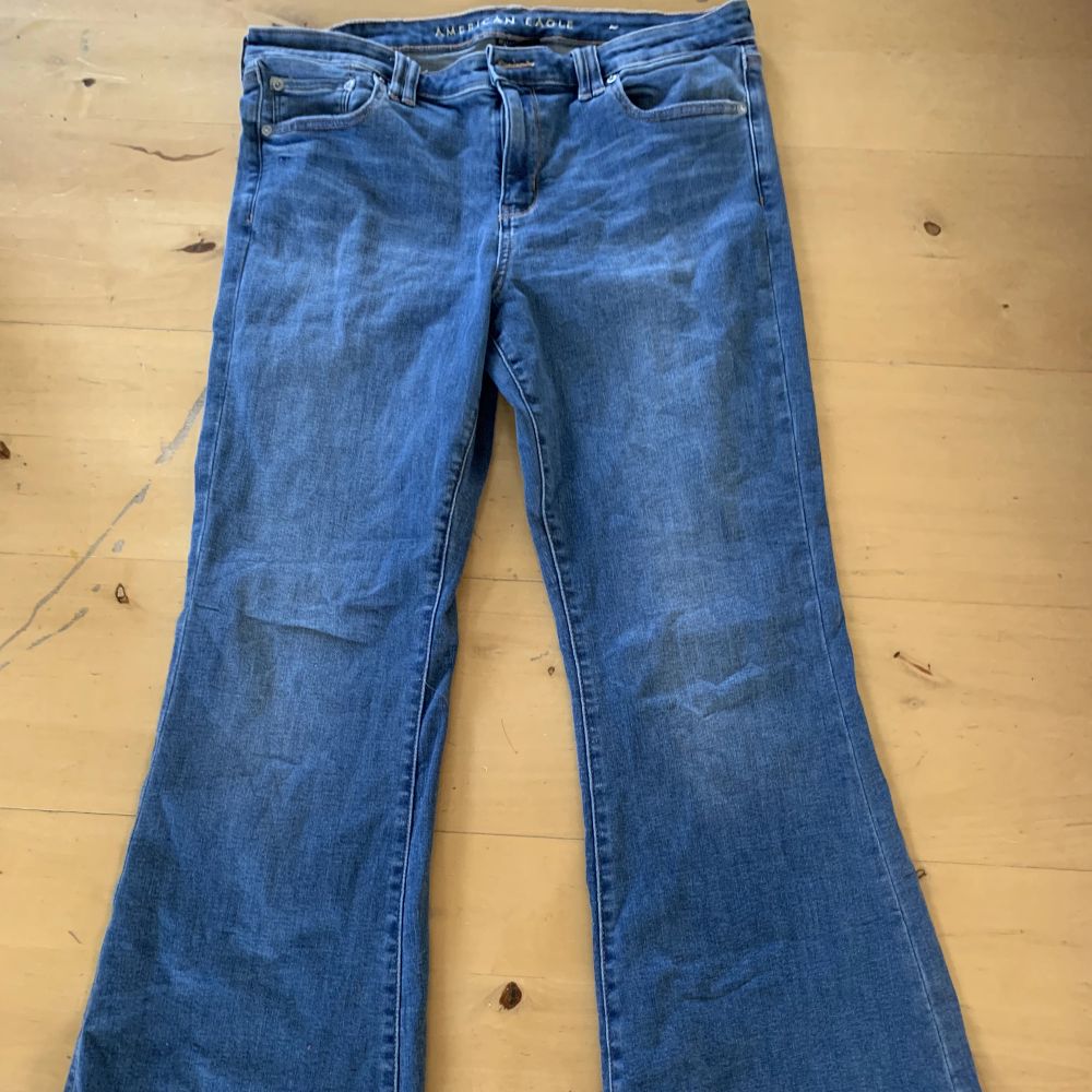 Helt nya American Eagle jeans. Utsvängd modell. Innerbenslängd 75 cm. Storlek US 14 (L, 44). . Jeans & Byxor.