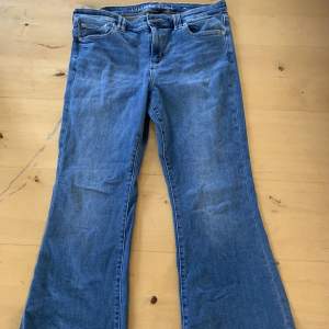 Helt nya American Eagle jeans. Utsvängd modell. Innerbenslängd 75 cm. Storlek US 14 (L, 44). 