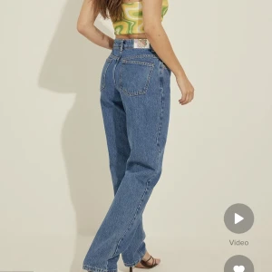 NAKD x Amalie Star - Säljer dessa jeans i storlek 36. De är använda men i bra skick, lite slitna på märket som ni kan se på bild 3. Annars inga defekter. Jag är 165cm och de är lite för långa på mig, de hamnar lite under hälen💗 True to size