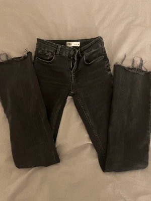 Midwaist svarta jeans från zara🖤Strl 32 - Mid/lågmidjade svarta bootcut jeans med slitningar i slutet! Säljer då dom är för små för mig. Använda en gång💓