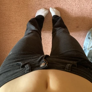 Svarta lågmidjade jeans - Så fina och eftertraktade svarta och lågmidjade jeans från h&m, storlek 32/34 alltså Xxs/xs Innerbenslängd: 75cm Midjemått tvärs över: 33cm (Stretchiga)