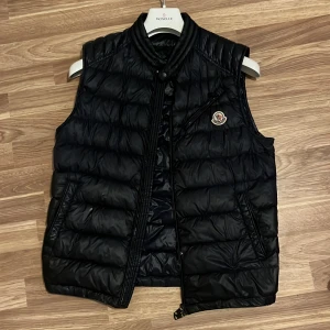 Moncler Väst - Köpt på NK för 6799:- Storlek 1=S/M Lite småhål i den därav priset.