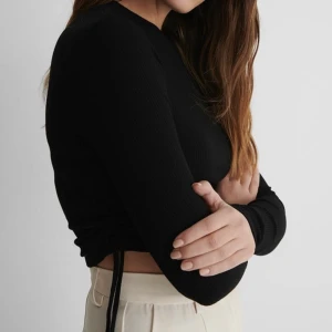 Ribbad topp  - Säljer en fin och basic ribbad svart topp från NA-KD som är köpt för 229 men säljer för 100 kr, kontakta vid intresse💕