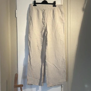 Linnebyxor  - jättefina linnebyxor köpta på HM i newyork så vet inte om modellen finns här i sverige, superfina är lite uppsydda men passar perfekt till dig som är 163-168❤️‍🔥