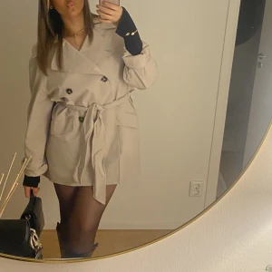Trenchcoat  - Säljer denna trenchcoaten i nyskick, ordinarie pris 600kr. Storlek S