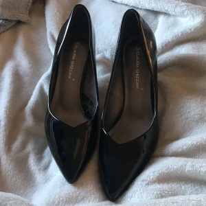 Snygga klackar  - Säljer dessa skit balla klackar som jag inte vet var jag köpt, det står att det är storlek 41 men skulle tippa på 40/39, då jag vanligtvis har det. Helt oanvända, vill bli av med 🙏💘