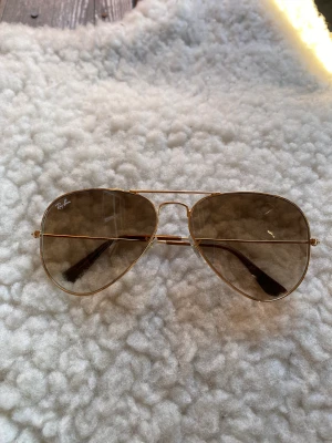 Ray Ban modell 58014 - Ray Ban modell 58014 Använda ett fåtal gånger. Finns en mindre rispa på ena glaset men är ej placerad i synfältet. Nypris 1500:-