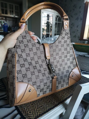 Väska  - Bra skick, lite små slitningar men inget som syns. Den har flera fack inuti. 